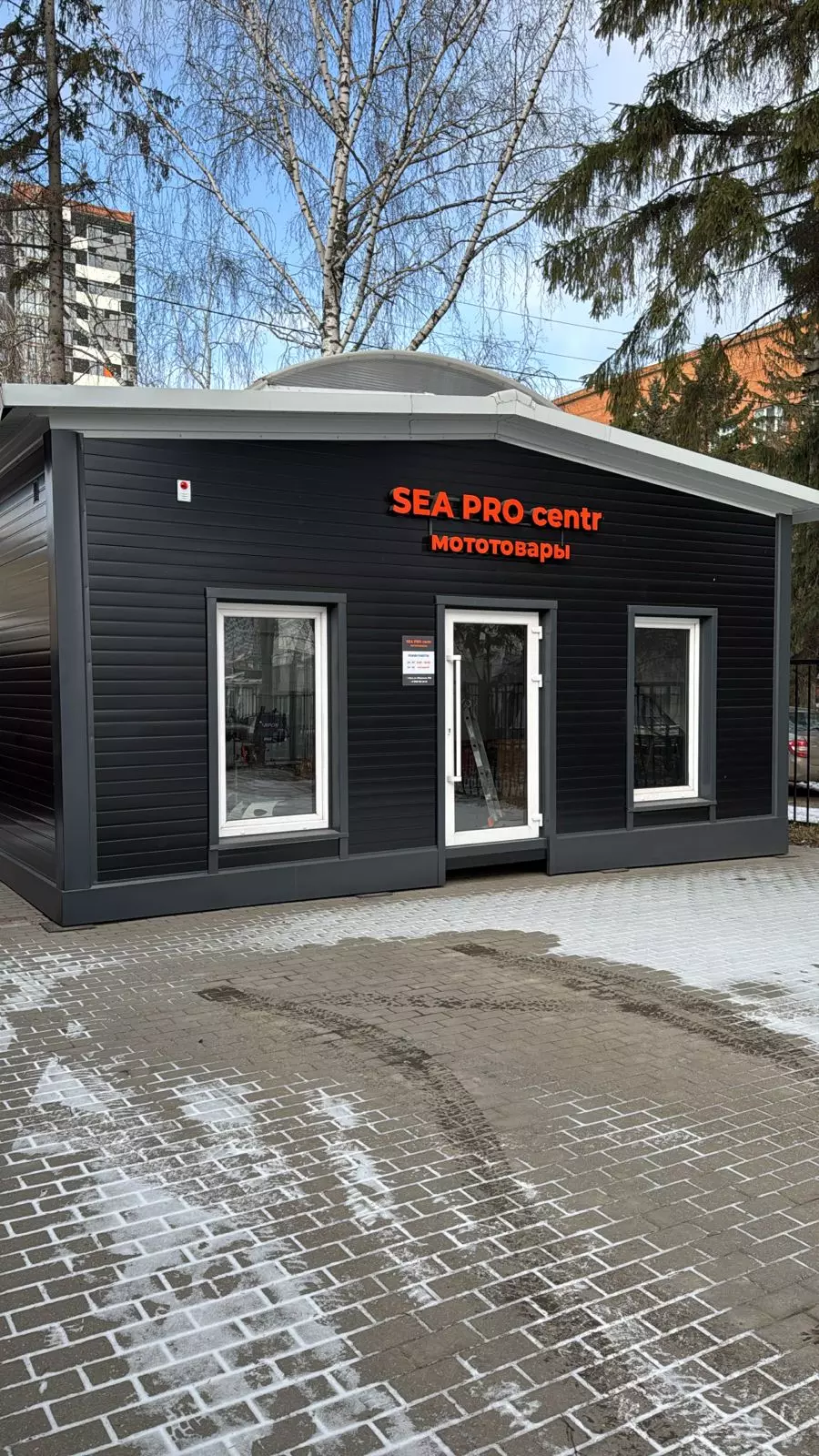 182. Prefabricated mini showroom 8W x 4D x 3H for the presentation of agricultural equipment in Tula, Russia