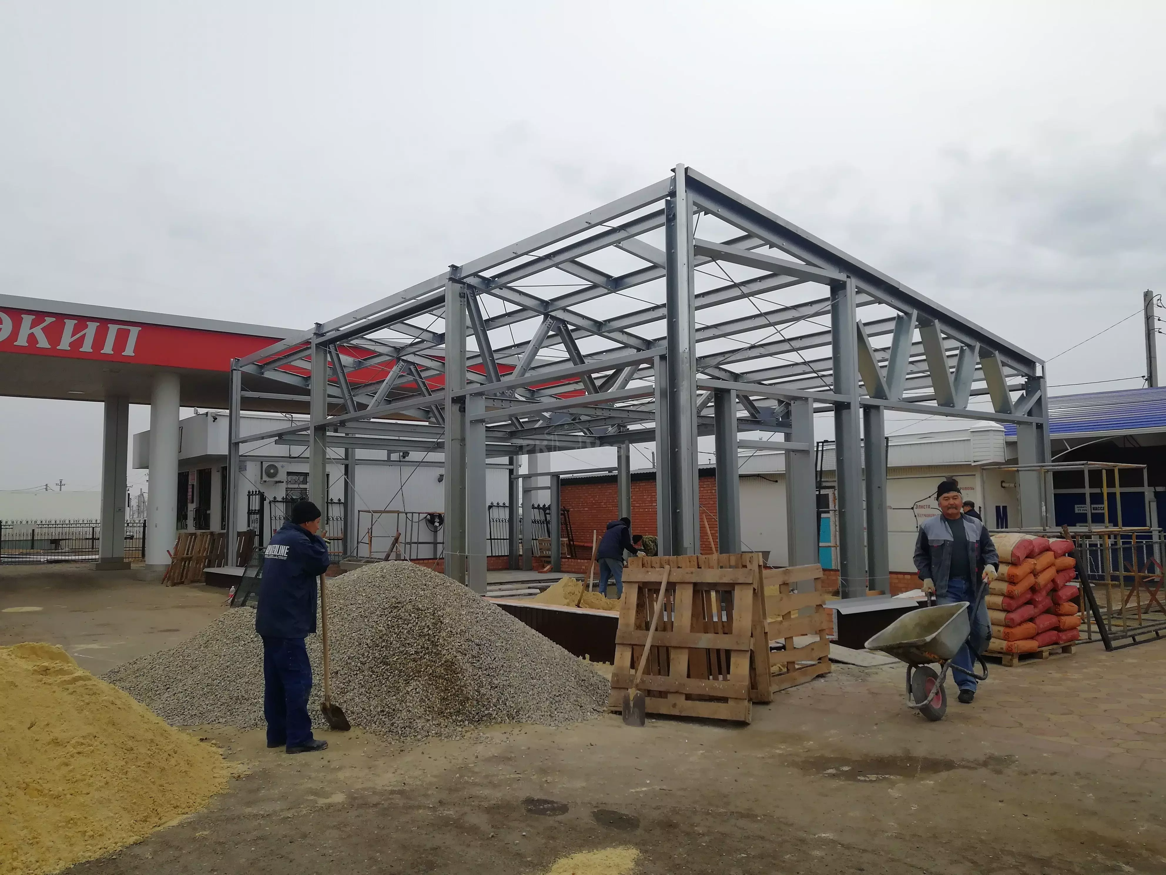 PK VESTA announces the beginning of the assembly of prefabricated steel cafe 8 x 15 x 5.4 made out of LSFF with an unusual design in Elista, Russia